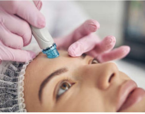 Frau erhält Hautbehandlung mit Aquafacial-Behandlung