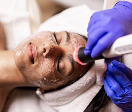 Frau erhält eine Sauerstoffpeeling-Behandlung